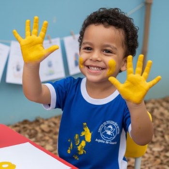escola anjinho da guarda criança com mão suja de tinta